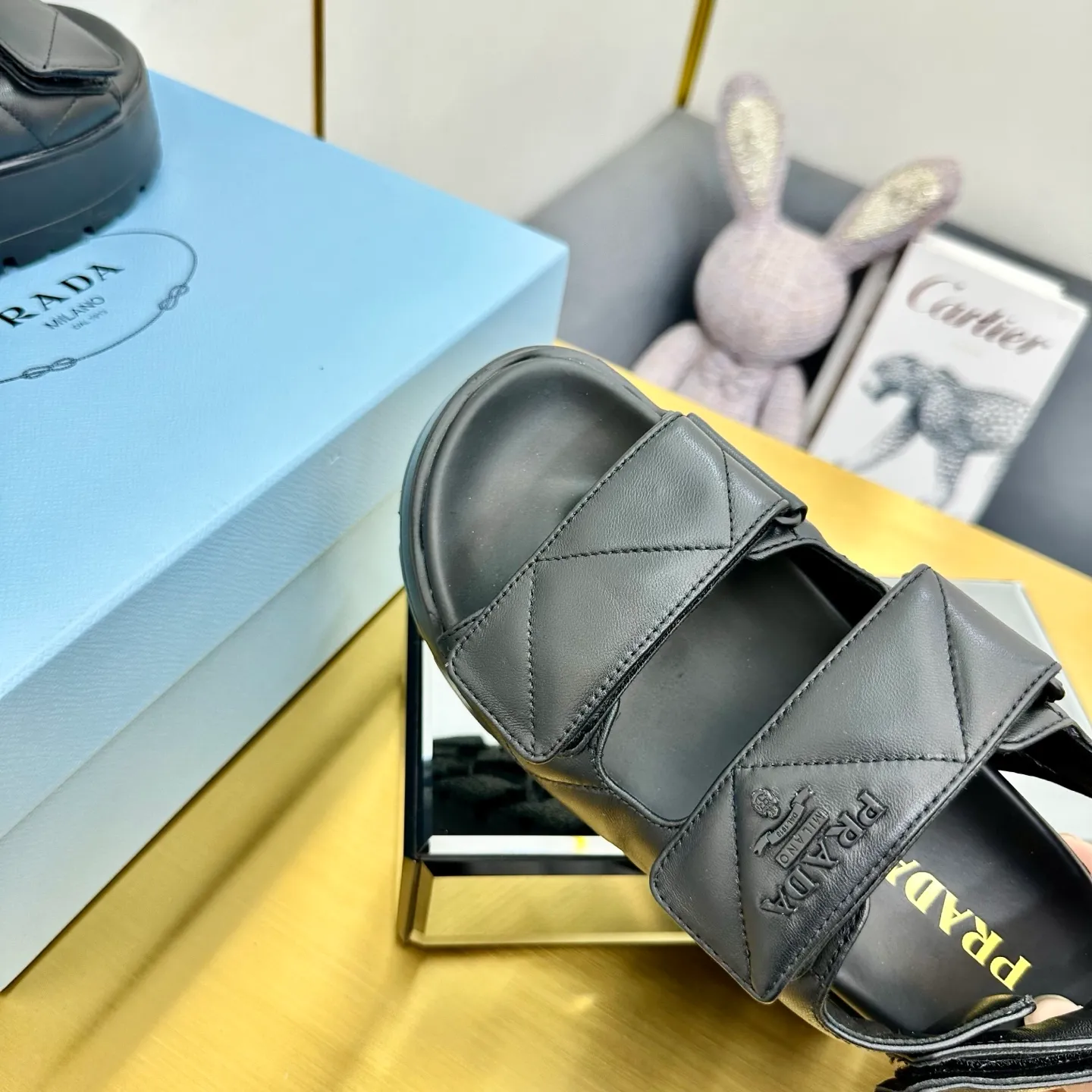 👟👟Ex-factory price 480👟👟 The highest version of Prada's new thick-soled casual sneakers. This sneaker continues the timeless silhouette and is a new classic item. Crafted from leather to enhance style. The style is light, with a triangle buckle logo and a 5CM thick sole. It is suitable for all seasons and can be matched with all kinds of casual styles. In an era where various styles are full of attention, the most long-term companion and the one that captures people's hearts bit by bit is undoubtedly the white shoe. Fabric: Cowhide Lining: Sheepskin Outsole: Original rubber outsole Sole thickness: 5CM Size 35-41
